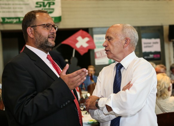 Bundesrat Ueli Mauer und Tessiner Regierungsrat Norman Gobbi, von rechts, im Gespraech an der Delegiertenversammlung der SVP am Samstag, 20. August 2016, in Wettingen. (KEYSTONE/Siggi Bucher)