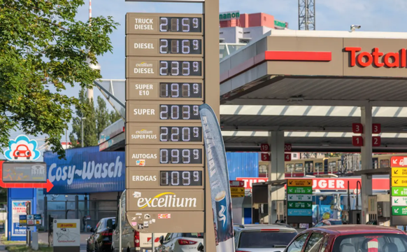 Die Benzinpreise sind weiterhin hoch, trotz Tankrabatt auch in Deutschland. Auf dem Bild eine Tankstelle in Berlin im Juni.