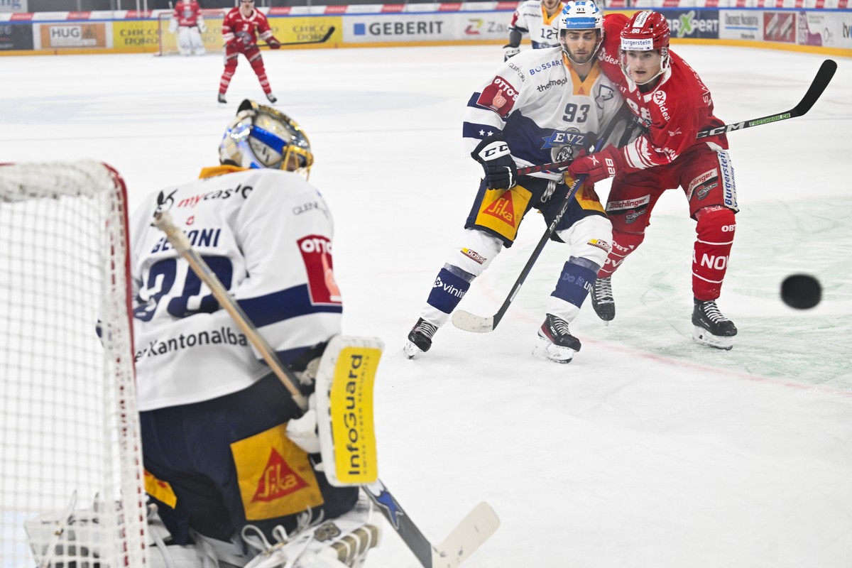 Zug's Torhueter Leonardo Genoni, Zug's Arno Nussbaumer und Rapperswils' Yannick Brueschweiler, von links, im Eishockeyspiel der National League zwischen den Rapperswil-Jona Lakers und d ...