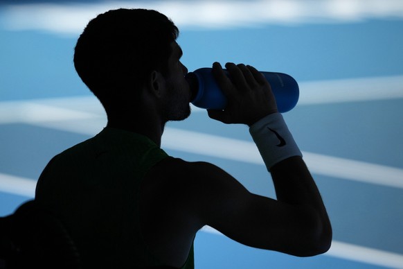 <p>Auch der Schatten von Carlos Alcaraz ist manchmal durstig.</p>