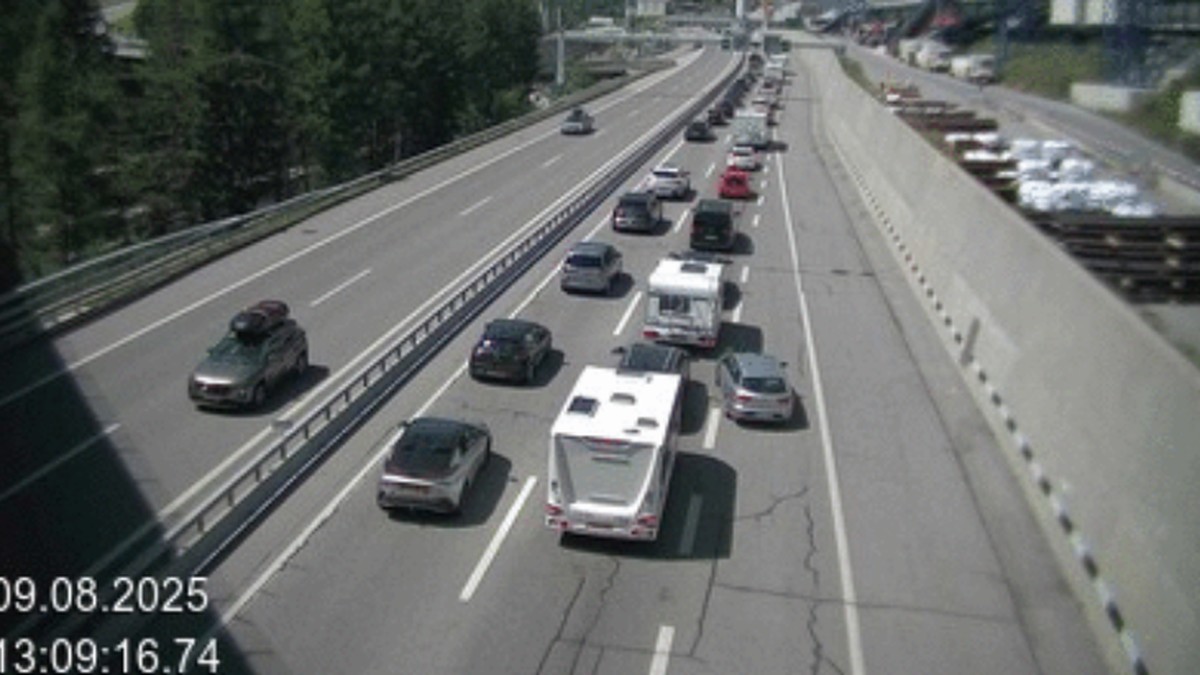 Elf-Kilometer-Stau-vor-dem-Gotthard-S-dportal-im-Tessin-grosser-Zeitverlust