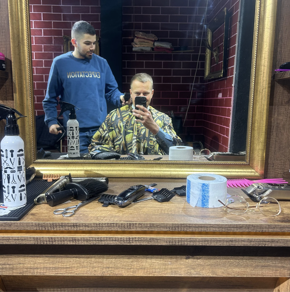 Coiffeur Astrit und der Kunde.