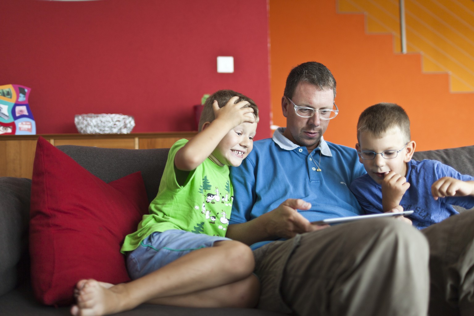 ZUR NEUSTEN UMFRAGE DES BUNDESAMTES FUER STATISTIK, UEBER DEN KINDERWUNSCH VON JUNGEN MAENNERN UND FRAUEN, STELLEN WIR IHNEN FOLGENDES ARCHIVBILD ZUR VERFUEGUNG - A father shows his four-year and his  ...