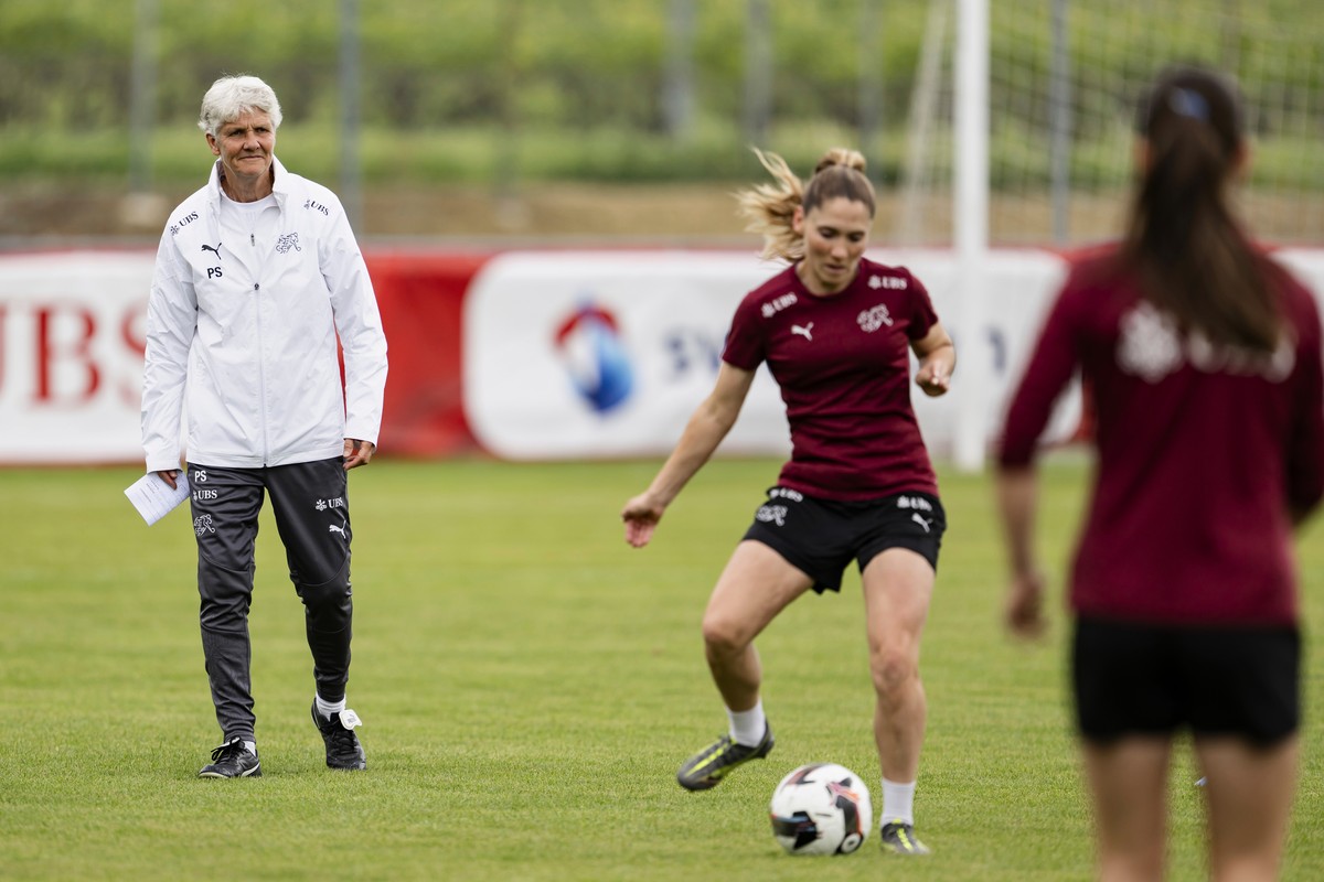 Switzerland's head coach Pia Sundhage watches her players during a training session, May 28, 2025, ahead of a UEFA Women's Nations League soccer match against France in Saillon, Switzerland. ...