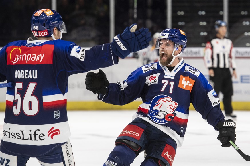 Zuerichs Fredrik Pettersson, rechts, und Zuerichs Maxim Noreau freuen sich im Eishockeyspiel der National League zwischen den ZSC Lions und dem EV Zug am Dienstag, 13. November 2018, im Zuercher Halle ...