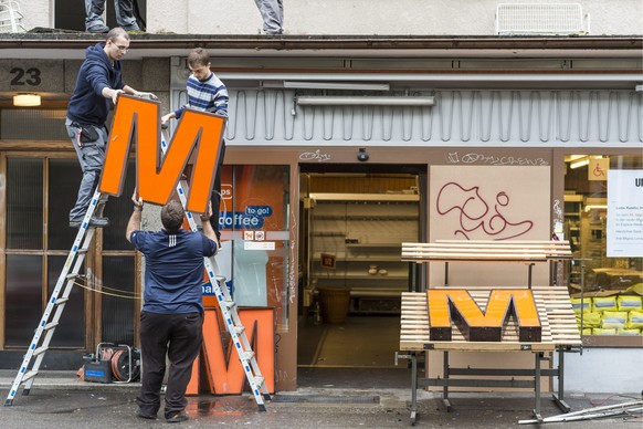 ARCHIV - ZU DEN JAHRESZAHLEN 2018 DER MIGROS STELLEN WIR IHNEN FOLGENDES BILDMATERIAL ZUR VERFUEGUN, AM DIENSTAG, 26. MAERZ 2019 - Arbeiter und Migros-Mitarbeiter demontieren das grosse "M" ...