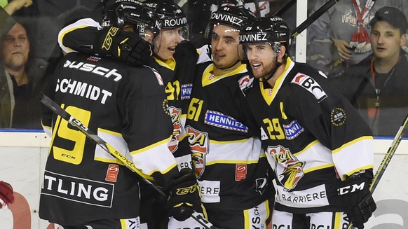 Die Jurassier jubeln nach einem Tor im Eishockey Sechzehntelfinal Cupspiel zwischen dem HC Ajoie und dem HC Lausanne in der Eishalle P. Voyeboeuf in Porrentruy, am Mittwoch, 28. September 2016. 
(KEYS ...