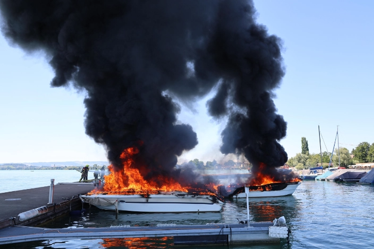 Bateaux ravagés par les flammes dans le port de Zoug