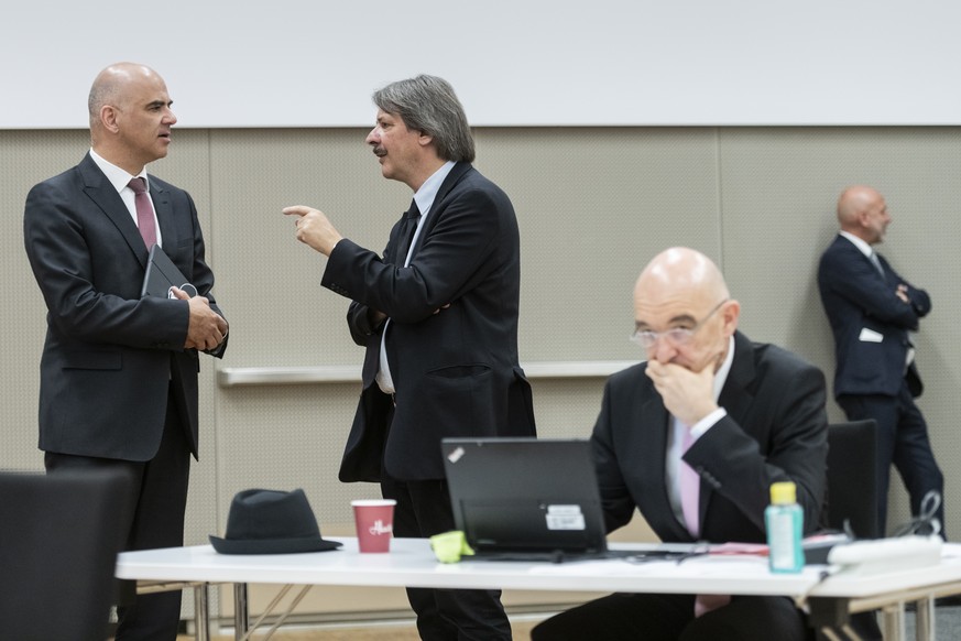 Bundesrat Alain Berset (links) diskutiert mit Paul Rechsteiner, St.Gallen, rechts sitzt Daniel Jositsch, Zürich, anlässlich der Sommersession des Parlaments in der Bernexpo.
