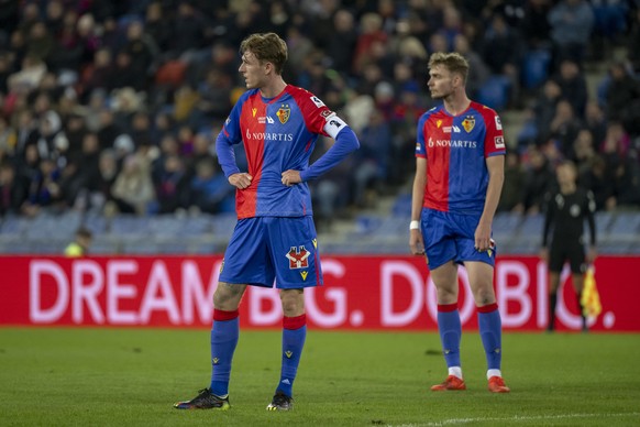 Basels Wouter Burger, links, und Bradley Fink, rechts, im Fussball Meisterschaftsspiel der Super League zwischen dem FC Basel 1893 und dem FC Sion im Stadion St. Jakob-Park in Basel, am Sonntag, 6. No ...