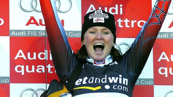 Austrian Alexandra Meissnitzer celebrates after winning the women's super-G in Altenmarkt/Zauchensee on Saturday, 11 December 2004. (KEYSTONE/EPA/Robert Jaeger)