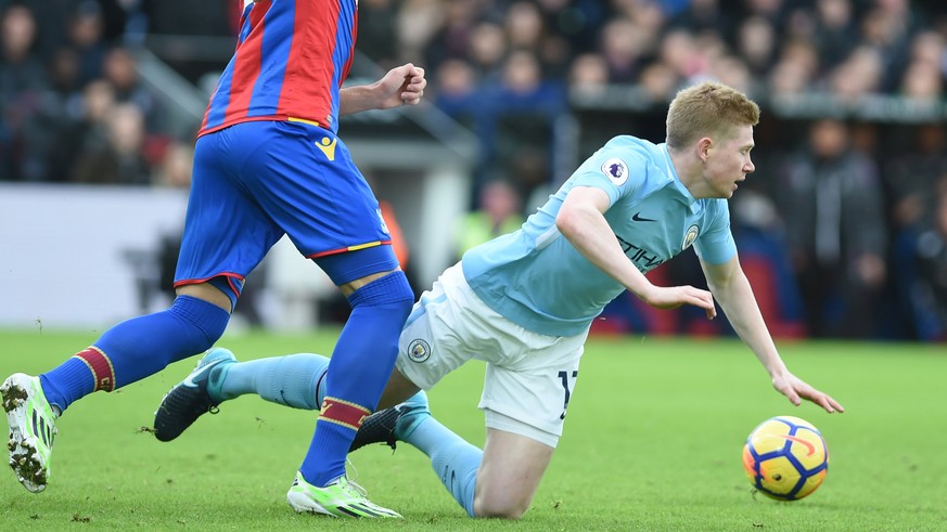epa06411119 Manchester City&#039;s Kevin de Bruyne (R) vies for the ball with Crystal Palace&#039;s Luka Miliojevic (L) during the Premier League match Crystal Palace vs Manchester Cityat Selhurst Par ...