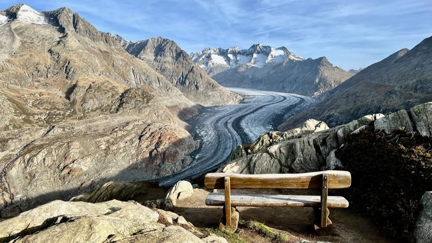 Rauszeit Schönste Aussichtsbänkli der Schweiz Aussichtssitzbank Sitzbank La vie en jaune Aletschgletscher