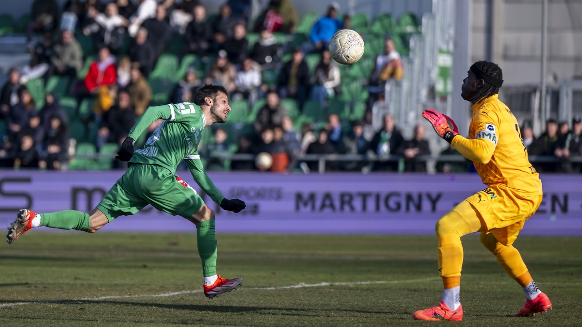 Antonio Marchesano (YS), gauche, lutte pour le ballon avec le gardien Lawrence Ati Zigi (SG), droite, et inscrit le 1:0, lors de la rencontre de football de Swiss Super League entre le Yverdon Sport F ...