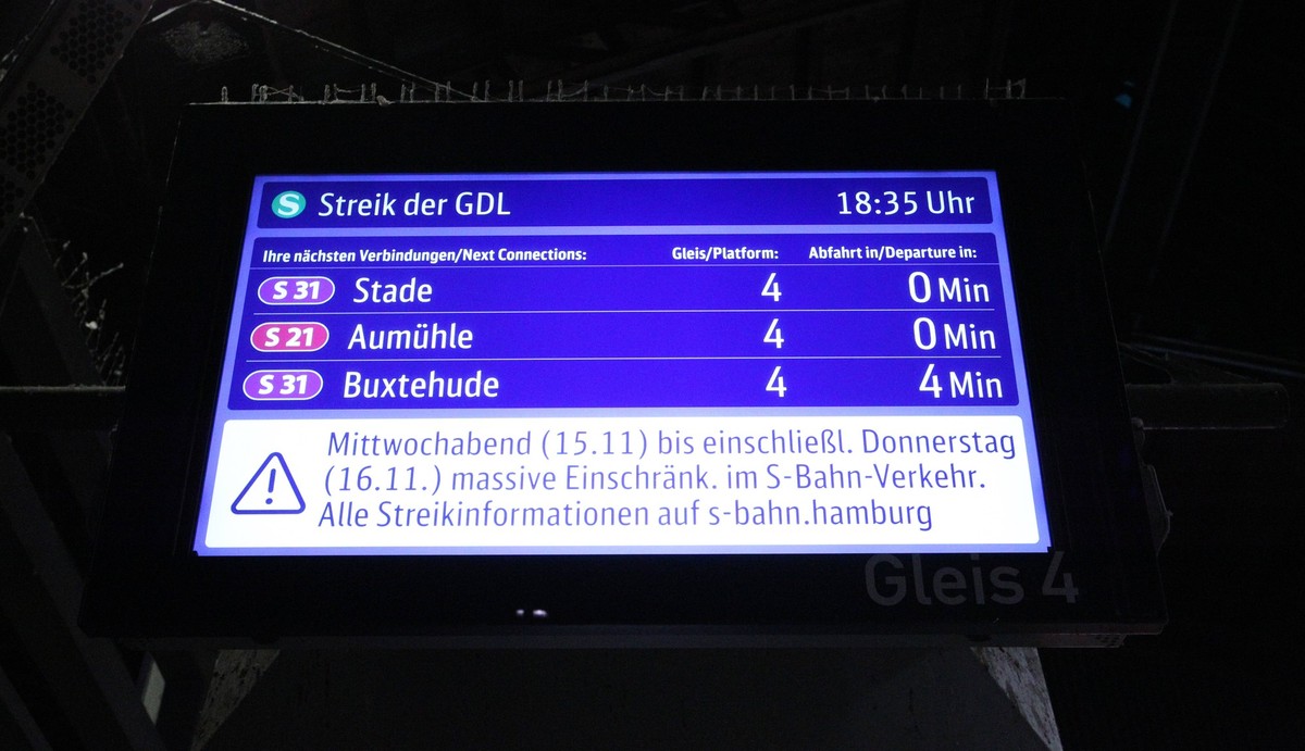 Ein Zugzielanzeiger auf Gleis 4 im Hauptbahnhof Hamburg weist auf den Streik der Gewerkschaft Deutscher Lokomotivf�hrer hin. St. Georg Hamburg *** A train destination display on platform 4 at Hamburg  ...