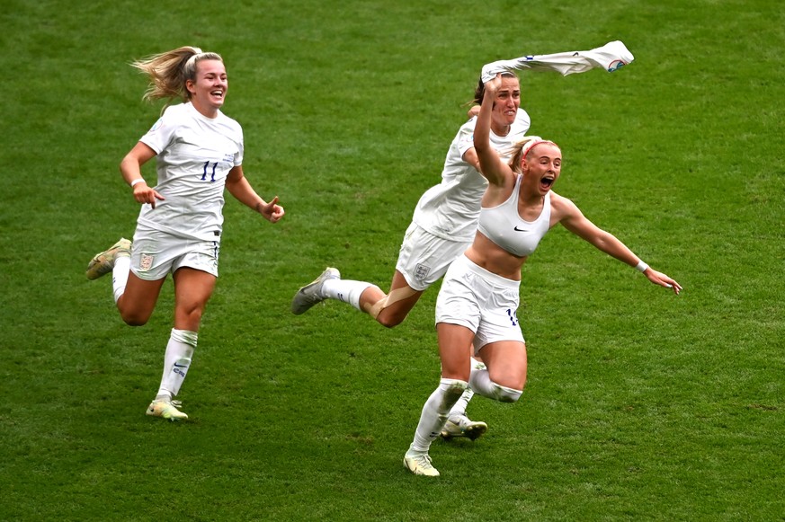 epa10365022 epa10100585 England&#039;s Chloe Kelly (R) celebrates scoring the 2-1 lead during the UEFA Women&#039;s EURO 2022 final between England and Germany at Wembley in London, Britain, 31 July 2 ...