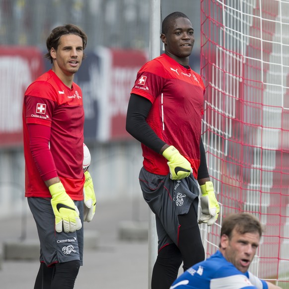 Die Torhueter Yvon Mvogo, rechts, und Yann Sommer waehrend einem Training der Schweizer Fussball Nationalmannschaft, am Mittwoch, 3. Juni 2015, in der Stockhornarena in Thun. (KEYSTONE/Peter Klaunzer)