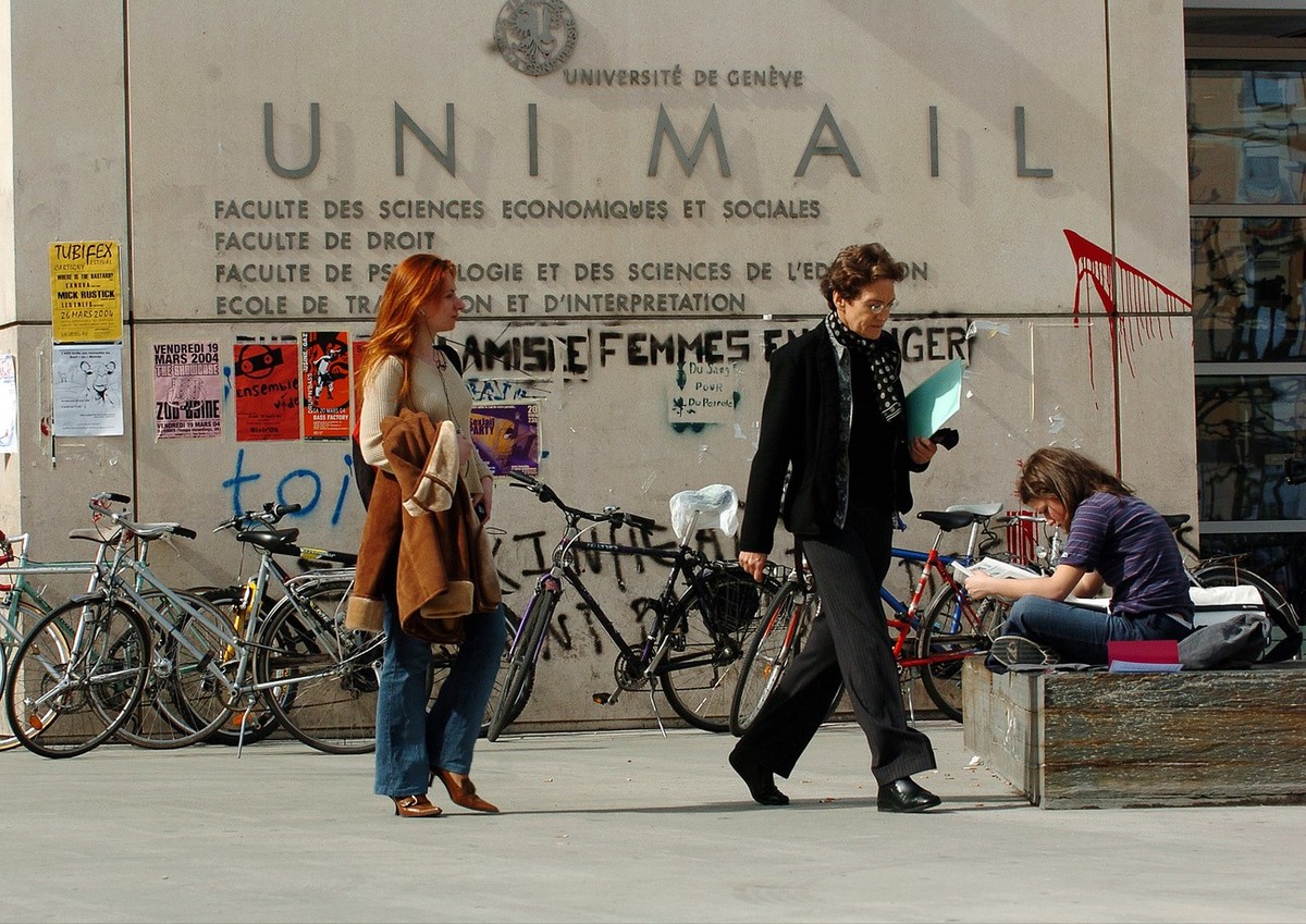 Des etudiantes sortent du batiment de l'UNI Mail Universite de Geneve, ce jeudi 18 mars 2004. (KEYSTONE/Martial Trezzini)