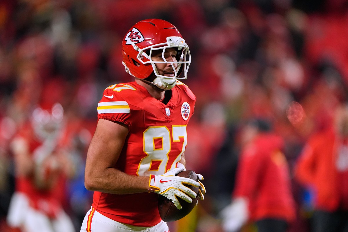 Kansas City Chiefs tight end Travis Kelce warms up before an NFL football game against the Houston Texans Sunday, Dec. 7, 2025, in Kansas City, Mo. (AP Photo/Charlie Riedel)
Texans Chiefs Football