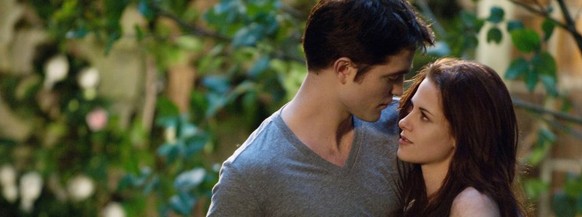 ROBERT PATTINSON &amp; KRISTEN STEWART in The Twilight Saga: Breaking Dawn - Part 2 (2012) *Filmstill - Editorial Use Only* CAP/NFS Supplied by Capital Pictures- Nutzung von Filmszenebildern nur bei F ...