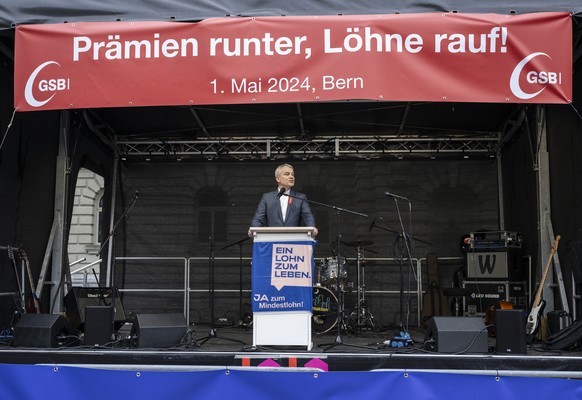 Bundesrat Beat Jans spricht auf dem Bundesplatz bei der 1. Mai Kundgebung nach dem Motto Praemien runter und Loehne rauf, am Mittwoch, 1. Mai 2024, in Bern. (KEYSTONE/Peter Schneider)