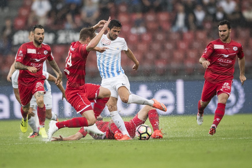 Zuerich&#039;s Oliver Buff, Mitte, spielt um den Ball gegen die Winterthurer im Challenge League Fussballspiel zwischen dem FC Zuerich und dem FC Winterthur, am Montag, 25. Juli 2016 im Letzigrund in  ...