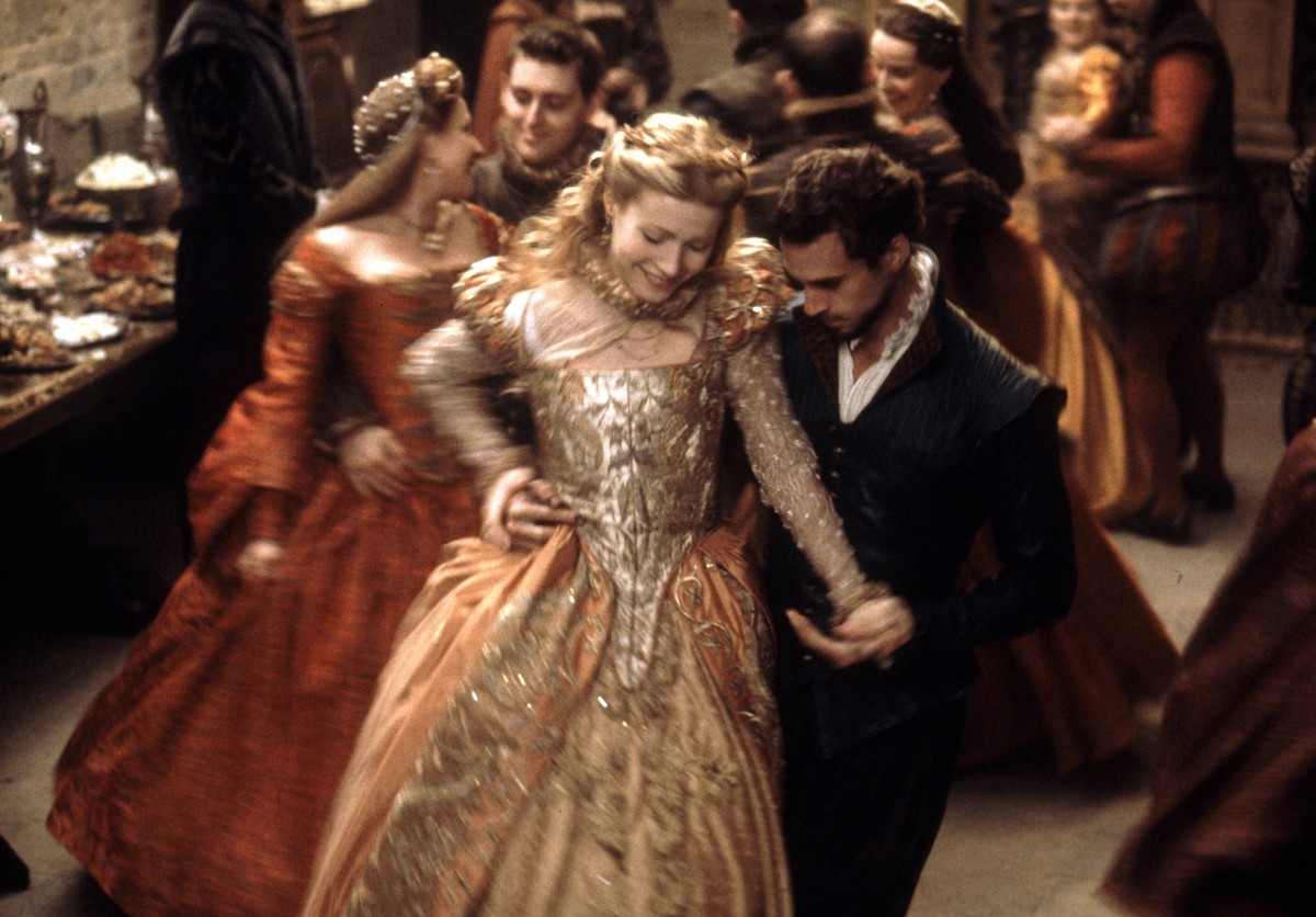 Gwyneth Paltrow &amp; Joseph Fiennes Characters: Viola De Lesseps, Will Shakespeare Film: Shakespeare In Love USA 1998 Director: John Madden 03 December 1998 PUBLICATIONxINxGERxSUIxAUTxONLY Copyright: ...