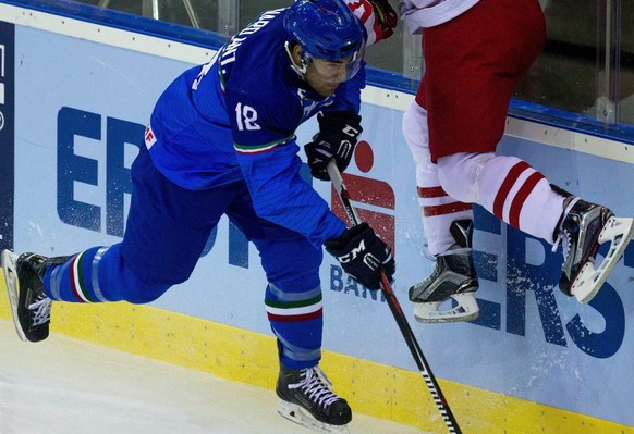 epa05274097 Tomasz Malasinski (R) of Poland and Tommaso Traversa (L) of Italy fight for the puck during the Poland vs. Italy game at Division I Group A 2016 IIHF Ice Hockey World Championship at Spode ...