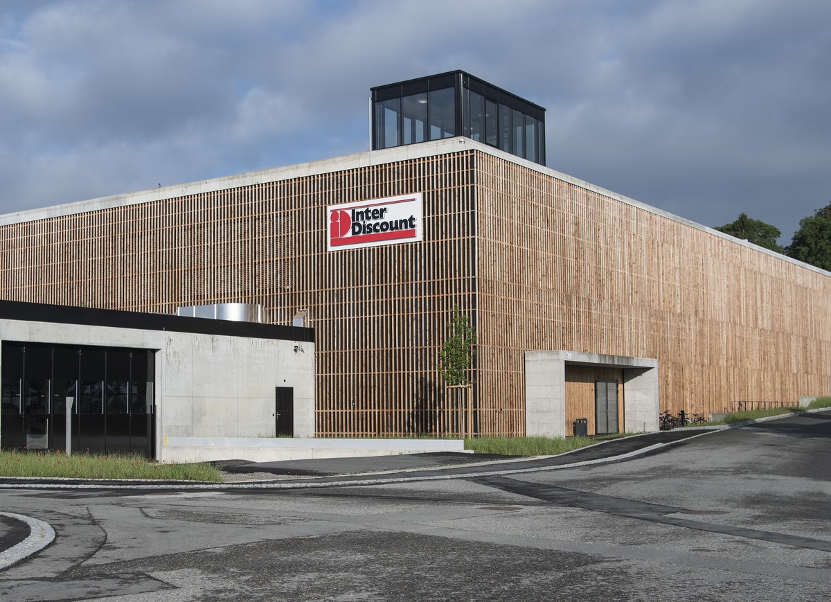 Sicht auf das neue vollautomatisierten Logistik-Zentrum von Interdiscount und Microspot, am Donnerstag 24. Mai, 2018 in Jegenstorf. (KEYSTONE/Peter Schneider)