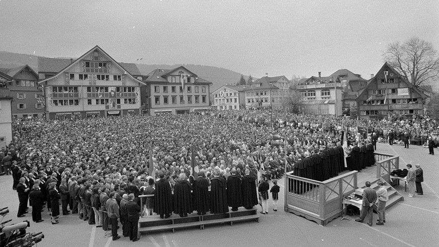 Erste Landsgemeinde in Appenzell Innerrhoden mit Frauenbeteiligung, 28. April 1991.