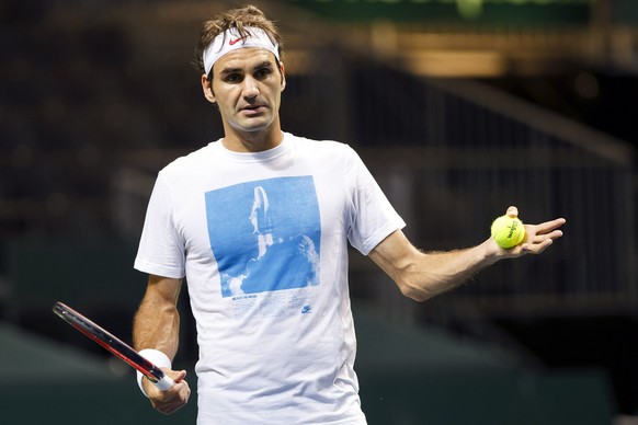 Federer während einer Trainingseinheit im Vorfeld des Davis-Cup-Halbfinals –&nbsp;Roger und Mirka Federer hatten das betreffende Grundstück in Lenzerheide-Valbella 2008 gekauft.&nbsp;