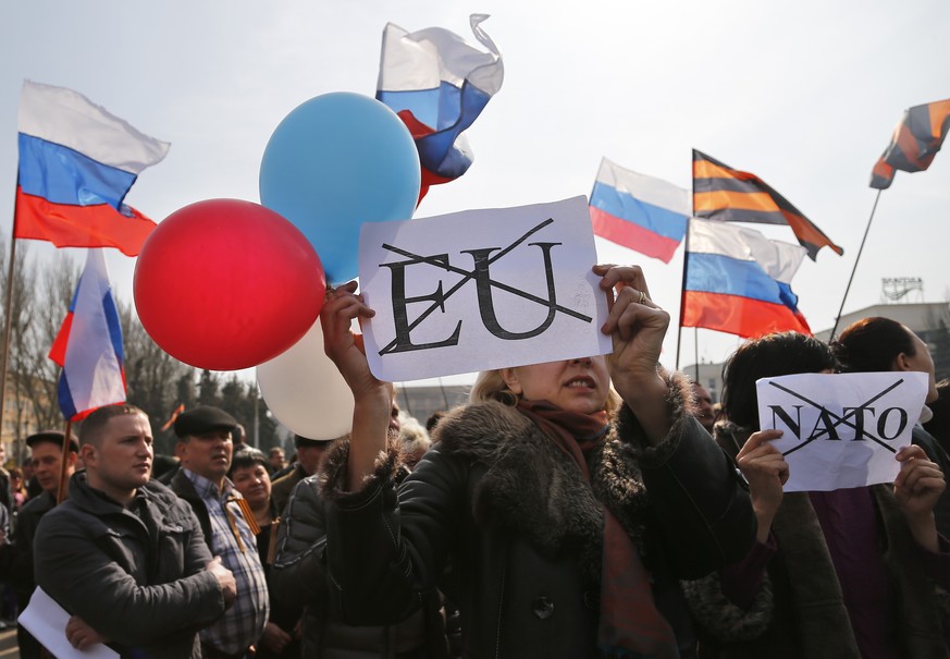 Gegen die EU, gegen die Nato, für Russland: Demonstranten in Donezk.