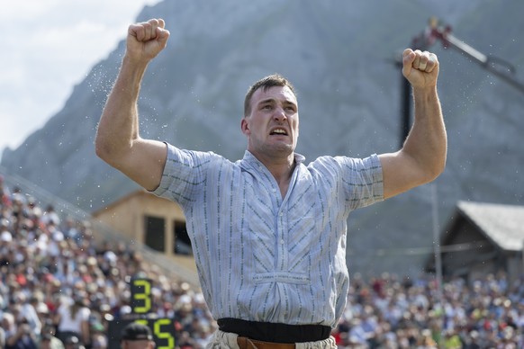 Damian Ott jubelt im dritten Gang beim traditionellen Schwaegalp Schwinget, am Sonntag, 16. August 2026, auf der Schwaegalp in Hundwil. (KEYSTONE/Gian Ehrenzeller)