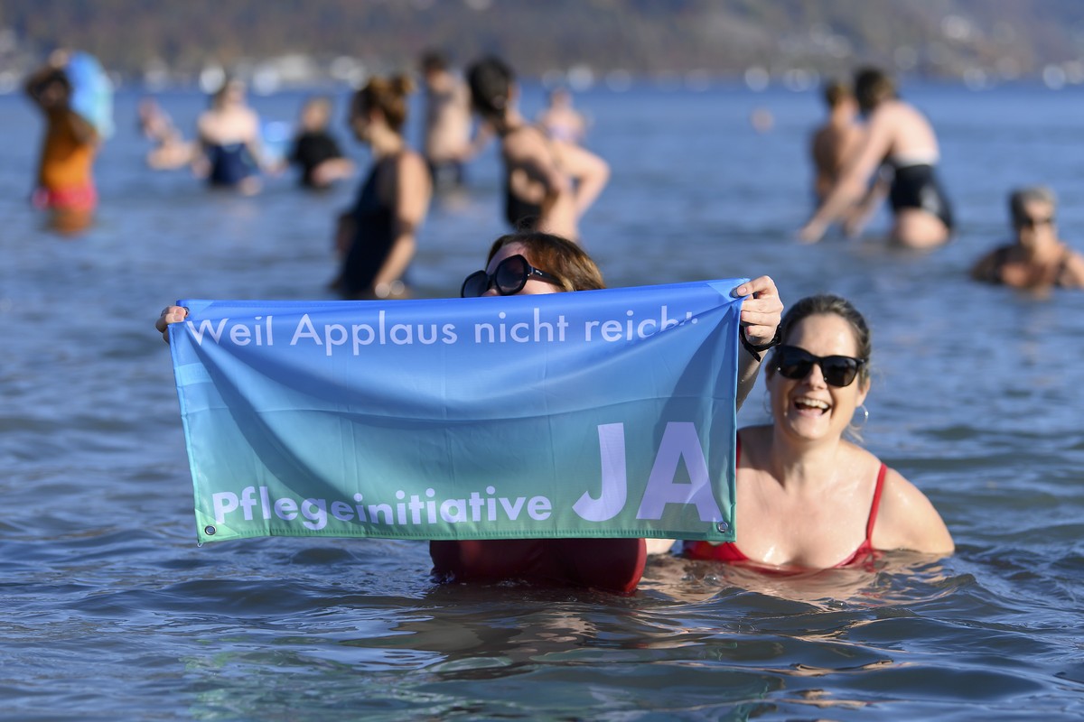 Personen schwimmen im Thunersee waehrend der Aktion "Swim for Care" des Ja-Komitees Thun und Berner Oberland fuer die Pflegeinitiative unter dem Motto "Wir springen fuer die Pflegenden  ...