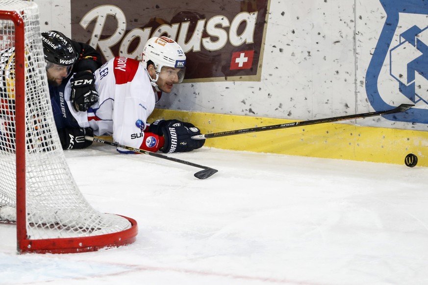 Berns Thomas Ruefenacht, links, im Kampf mit Zuerichs Morris Trachsler, im Eishockey Meisterschaftsspiel der National League A zwischen dem SC Bern und den ZSC Lions, am Montag, 2. Januar 2017, in der ...