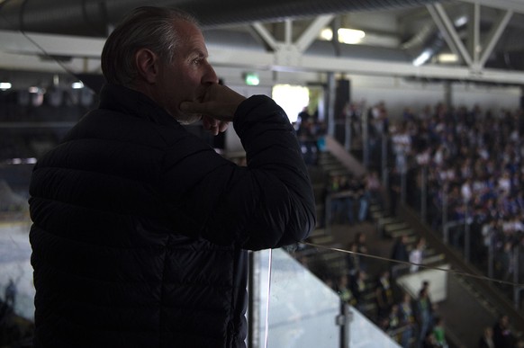 ARCHIV -- ZUM NEUEN TRAINER TRIO BEIM EHC KLOTEN, STELLEN WIR IHNEN FOLGENDES BILDMATERIAL ZUR VERFUEGUNG -- Felix Hollenstein waehrend dem Eishockey-Meisterschaftspiel der Swiss League zwischen dem E ...