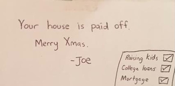 Euer Haus ist abbezahlt. Frohe Weihnachten – Joe. Daneben ist eine Checkliste mit den folgenden Punkten zu sehen: Kinder erziehen, College-Darlehen, Hypothek.
