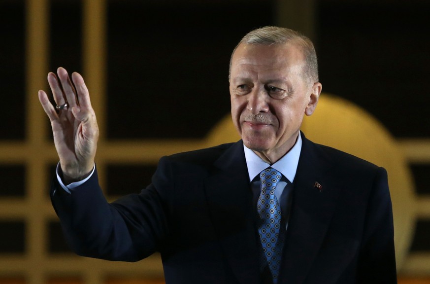 epaselect epa10661235 Turkish President Recep Tayyip Erdogan acknowledges supporters after winning re-election in Turkey&#039;s run-off vote, at the Presidential Palace in Ankara, Turkey, 28 May 2023. ...