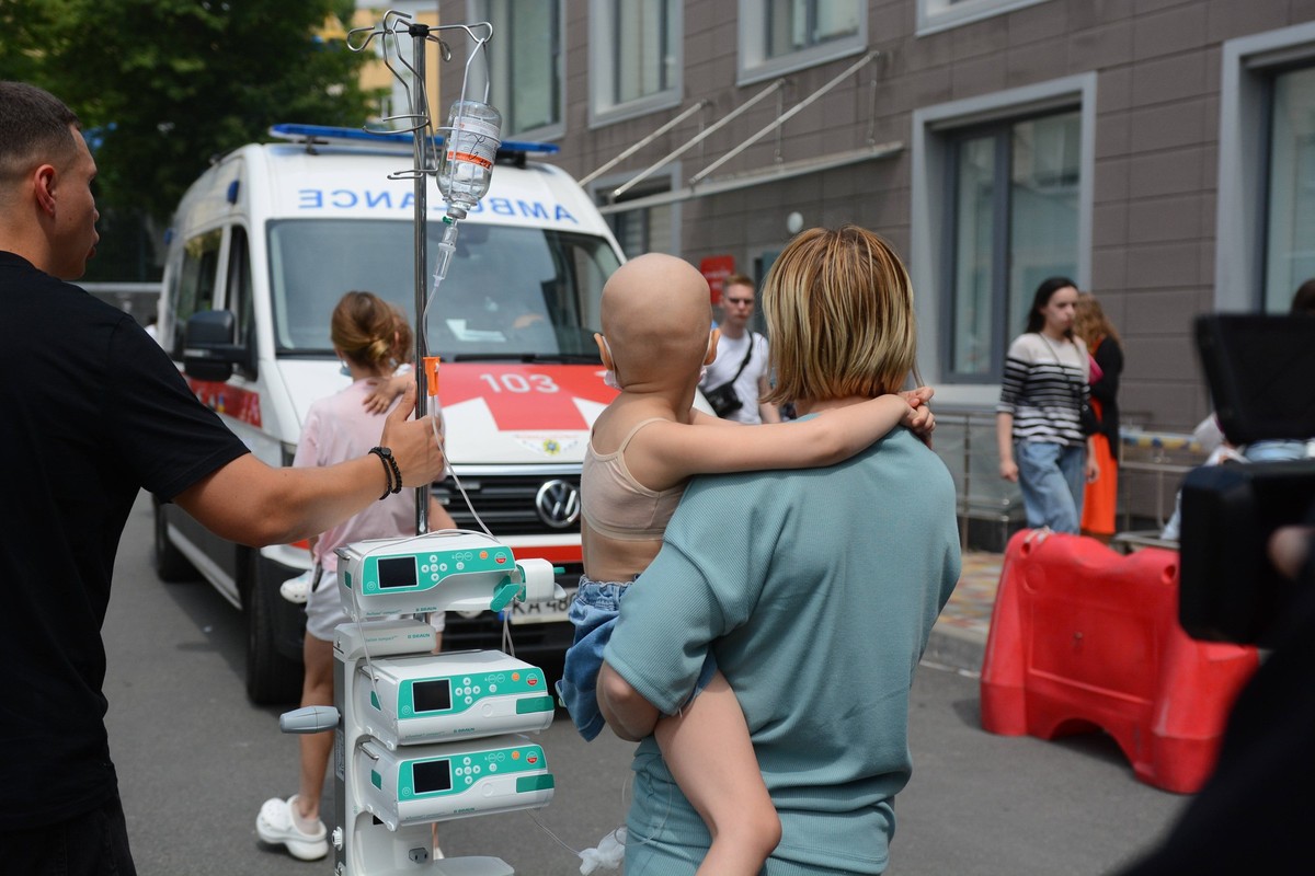July 8, 2024, Kyiv, Ukraine: Medics evacuate children from the Okhmatdit children s clinic, which was damaged after a rocket attack. In the morning, the Russian army carried out a mass missile attack  ...