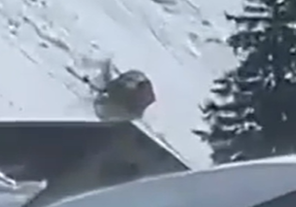 Die abgestürzte Gondel im Schnee bei Engelberg.