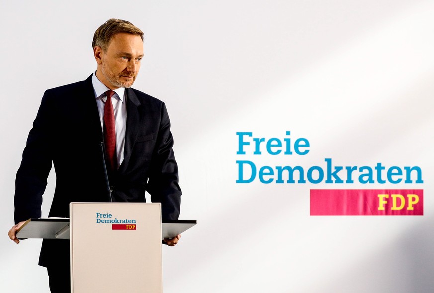 epa09508675 Christian Lindner, lead candidate of the German Free Democrats (FDP) gives a press conference in Berlin, Germany, 06 October 2021. EPA/FILIP SINGER / POOL