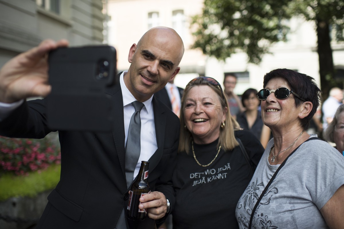 Bundesrat Alain Berset, links, macht ein Selfie mit Besucherinnen anlaesslich der ordentlichen Sitzung "extra muros" des Bundesrates, am Mittwoch, 31. August 2016, in Glarus. Der Bundesrat h ...