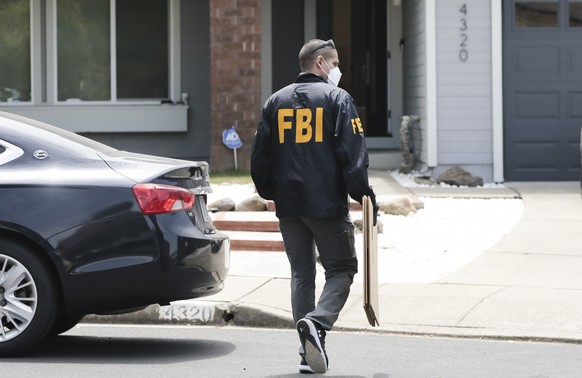 epa11426815 An agent from the Federal Bureau of Investigation executing a search warrant on the home of Andy Duong, owner of California Waste Solutions, in Oakland, California, USA, 20 June 2024. The  ...