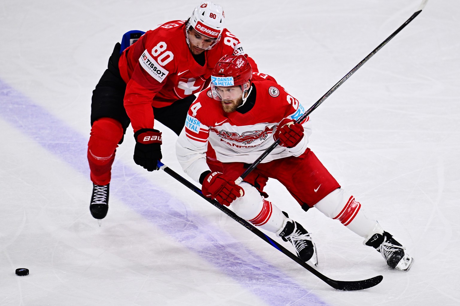 epa12132101 Switzerland&#039;s Nicolas Baechler and Denmark&#039;s Nikolaj Ehlers (R) in action during the IIHF Ice Hockey World Championship semifinal match between Switzerland and Denmark at Avicii  ...