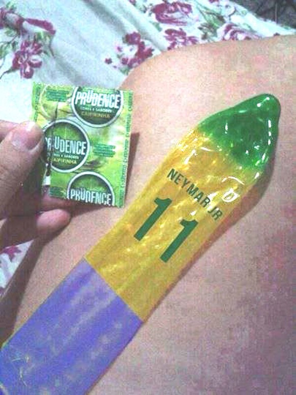 Das WM-Fieber wird immer ausgeprägter. Seit einigen Tagen geistert auch dieses Bild durchs Internet. Ein Neymar-Kondom, in den Farben des brasilianischen Nationaltrikots. Natürlich bleiben die Witze n ...