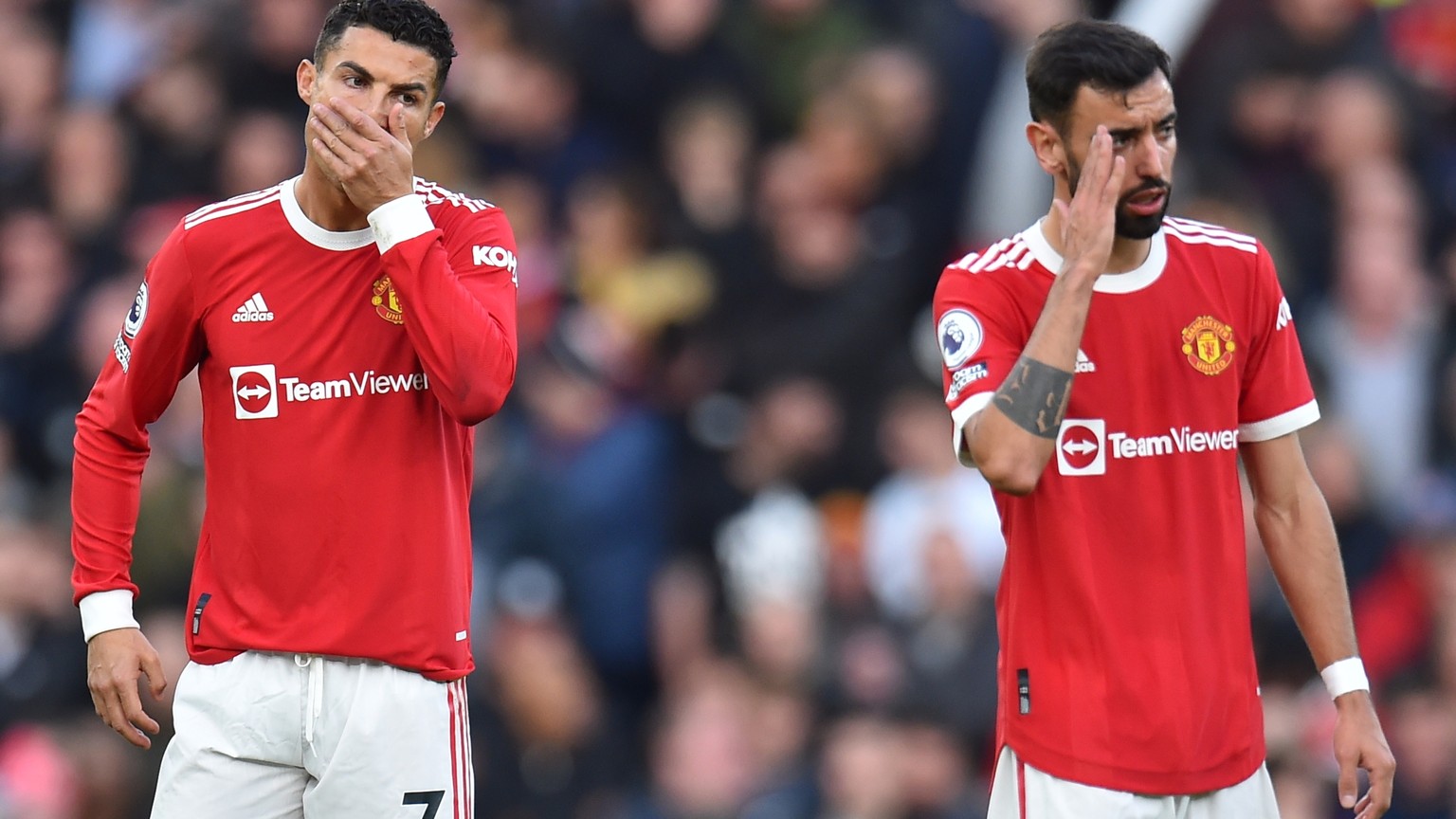 epa09543925 Manchester United&#039;s Cristiano Ronaldo (L) and Bruno Fernandes (R) react during the English Premier League soccer match between Manchester United and Liverpool FC in Manchester, Britai ...