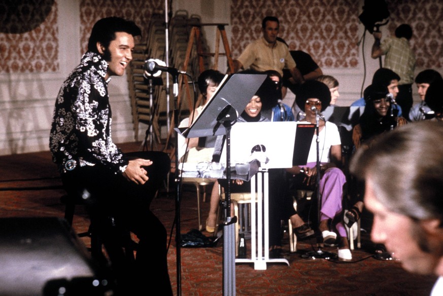ELVIS ON TOUR, Elvis Presley, 1972 Courtesy Everett Collection ACHTUNG AUFNAHMEDATUM GESCHƒTZT PUBLICATIONxINxGERxSUIxAUTxONLY Copyright: xCourtesyxEverettxCollectionx MCDELON EC015