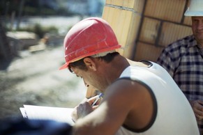 Kontrolle auf der Baustelle: Arbeitsbewilligungen werden begutachtet.&nbsp;