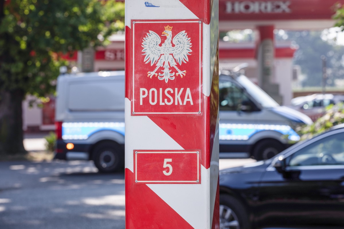 epa12212046 A view of the Polish-German border bridge over the Lusatian Neisse near Porajow in the Lower Silesian Voivodeship, southwestern Poland, 03 July 2025, during a picket organized by the ' ...