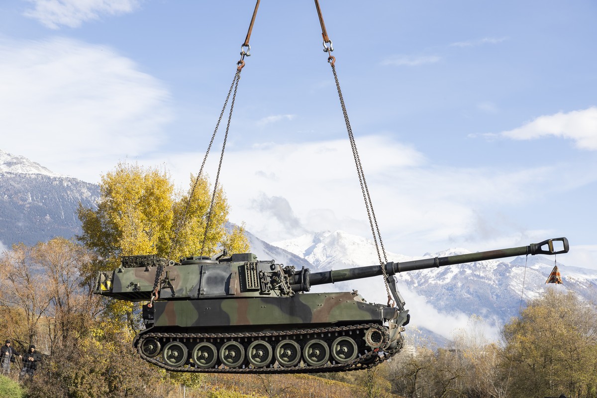 Une grue degage un camion de l?armee transportant un char blinde immobilises sur l?autoroute A9, entre Sion et Sierre suite a un accident entre deux camions de l'armee ce mardi 12 novembre 2024 a ...